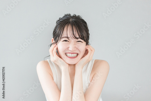 Foto 白い歯が美しい笑顔のアジア人女性（ホワイトニング・歯列矯正）