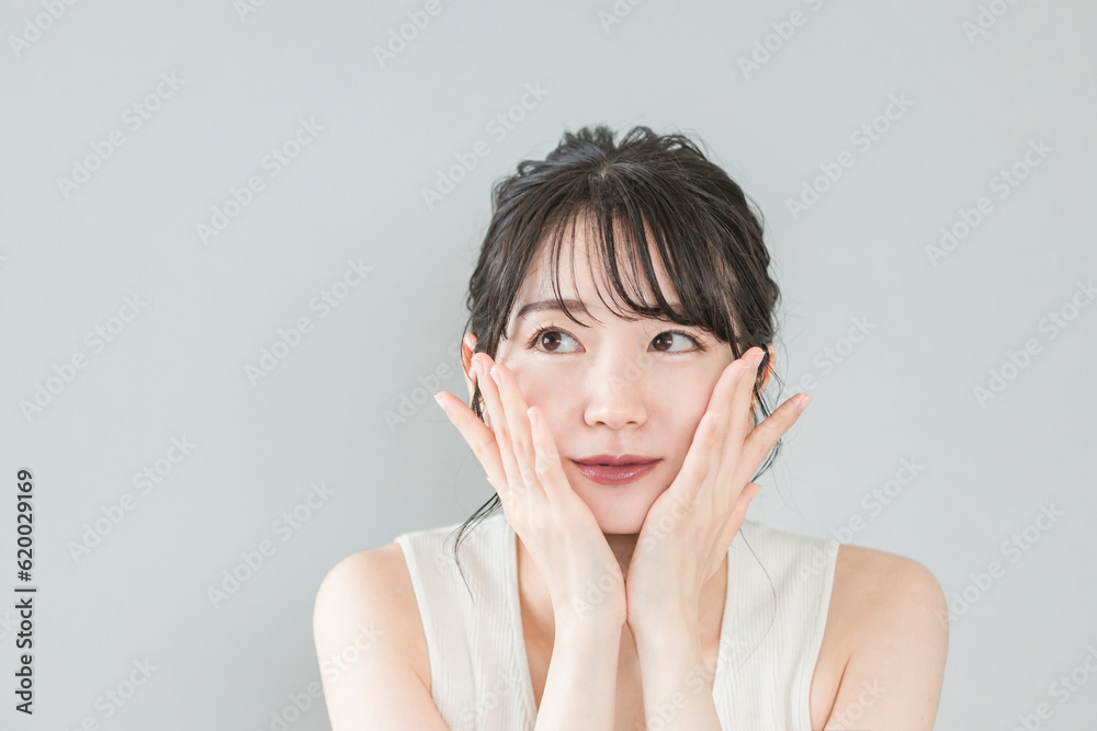 美容・エステ・スキンケアイメージの考える・迷うアジア人女性
美容・エステ・スキンケアイメージの考える・迷うアジア人女性