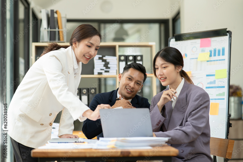 Asian business presents to explain the graph work on the whiteboard. Consulting, discussing, exchanging knowledge. Asian business presents to explain the graph work on the whiteboard. Consulting, discussing, exchanging knowledge.