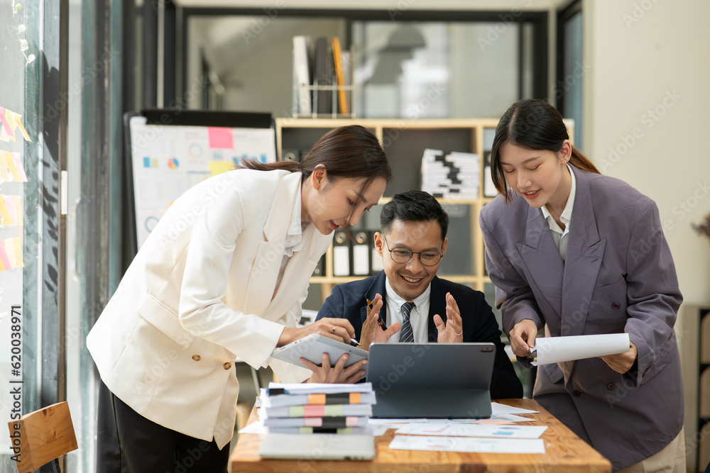 Asian business presents to explain the graph work on the whiteboard. Consulting, discussing, exchanging knowledge. Asian business presents to explain the graph work on the whiteboard. Consulting, discussing, exchanging knowledge.