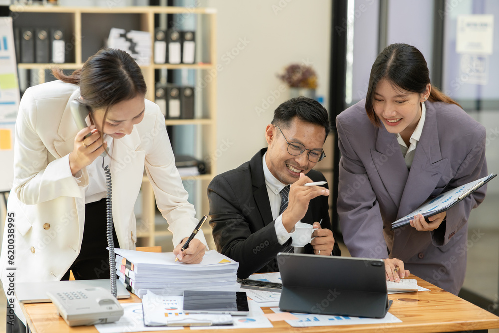 Asian business presents to explain the graph work on the whiteboard. Consulting, discussing, exchanging knowledge. Asian business presents to explain the graph work on the whiteboard. Consulting, discussing, exchanging knowledge.