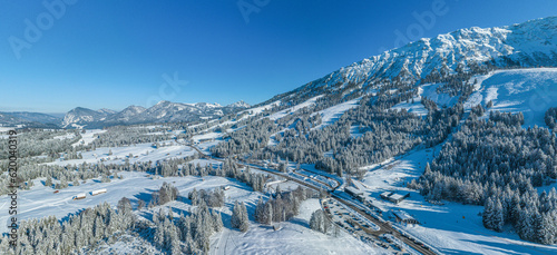 Herrlicher Wintertag im Allgäu am Oberjoch, Blick in die Wander- und Langlauf-Region an der Grenzwiesbahn © ARochau