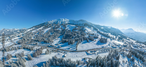 Wintersport am Oberjoch bei Bad Hindelang, die Skihänge am Iseler und Kühgundkopf