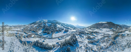360° Rundblick am Oberjoch im Allgäu, wolkenloser Wintertag mit frischem Nauschnee