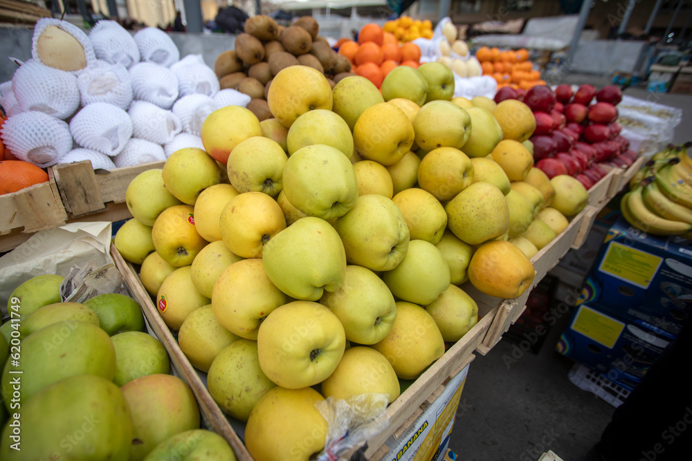The juicy apples in the bazaar.