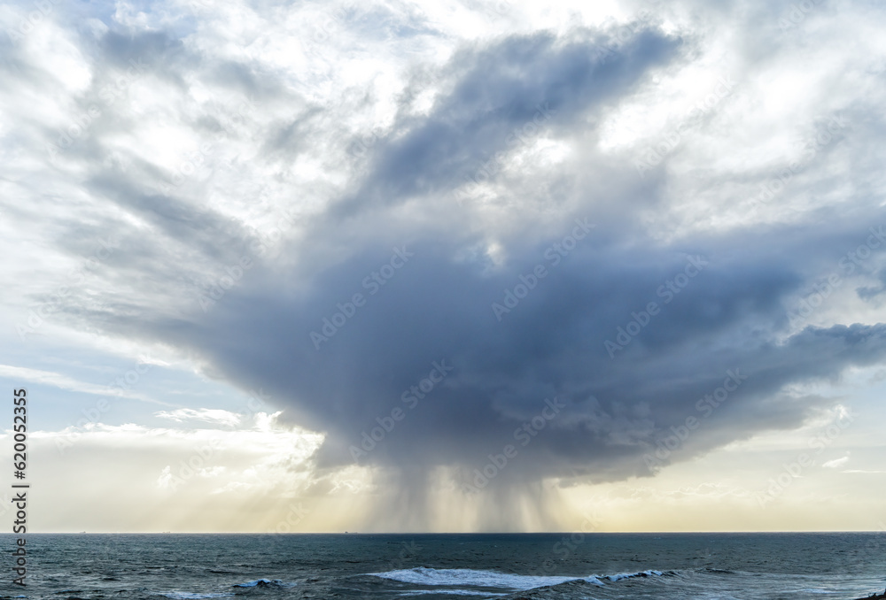 Obraz premium Shower clouds over the sea