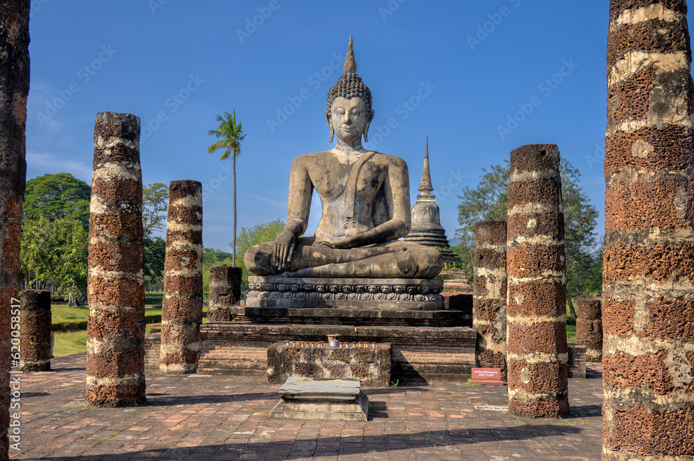 Naklejka premium Wat Mahathat at Sukhothai National Historical Park, Sukhothai, Thailand