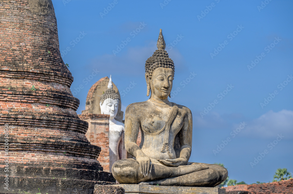 Fototapeta premium Wat Mahathat at Sukhothai National Historical Park, Sukhothai, Thailand