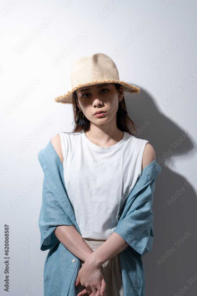 Fototapeta premium 麦わら帽子をかぶった女性