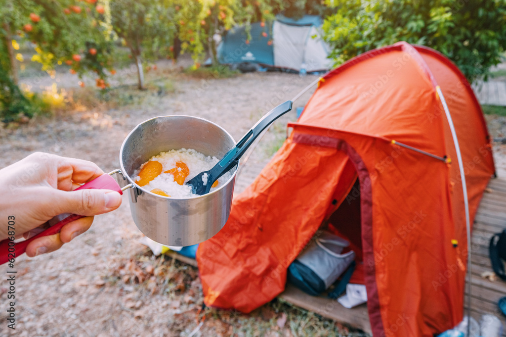 Φωτογραφία freeze-dried camping food - rice with dried fruits in a pot on the background of
