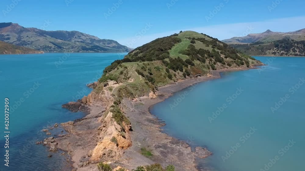 Drohnenaufnahme der Onawe Insel von Neuseeland Drohnenaufnahme der Onawe Insel von Neuseeland
