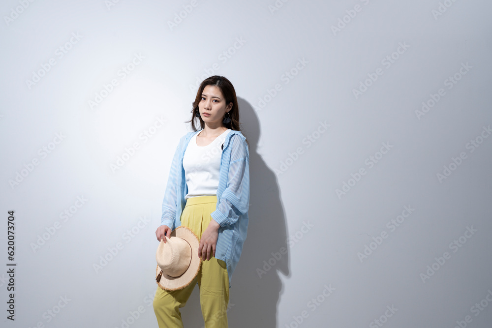 麦わら帽子をかぶった若い女性 麦わら帽子をかぶった若い女性