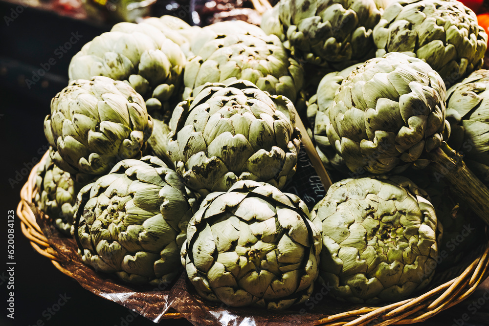 Fototapeta premium Artichauts bruts sur un étal de marché