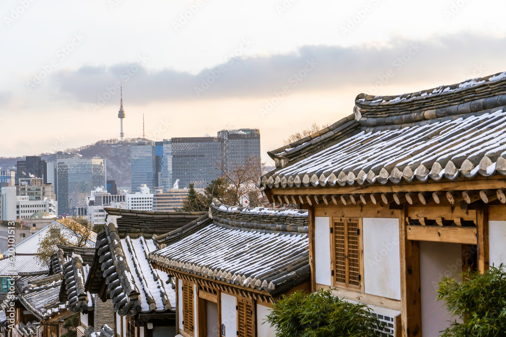 Naklejka premium Bukchon Hanok Village, Korean traditional house in Seoul, South Korea