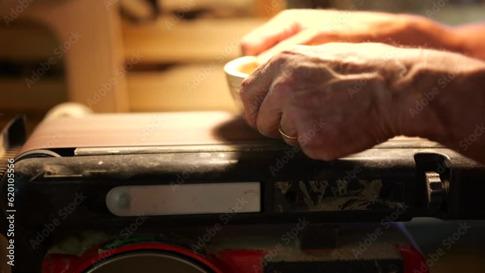 Lissage d'un objet en bois, avec lisseuse