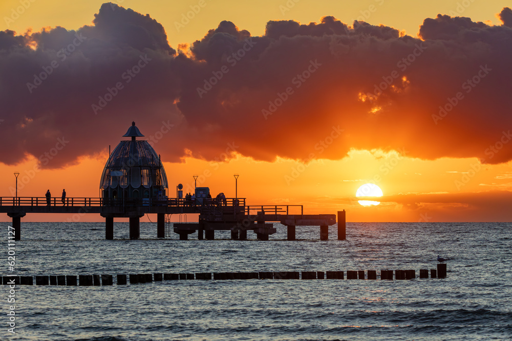 Sonnenuntergang an der Seebrücke in Zingst an der Ostsee.