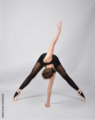 junge frau girl teen ballerina balerina tänzerin klassisches ballett tanzen studio training tänzerin baletttänzerin baletttraining pose grundposition fotoshooting tanzschuhe schleppchen spitzenschuhe photo