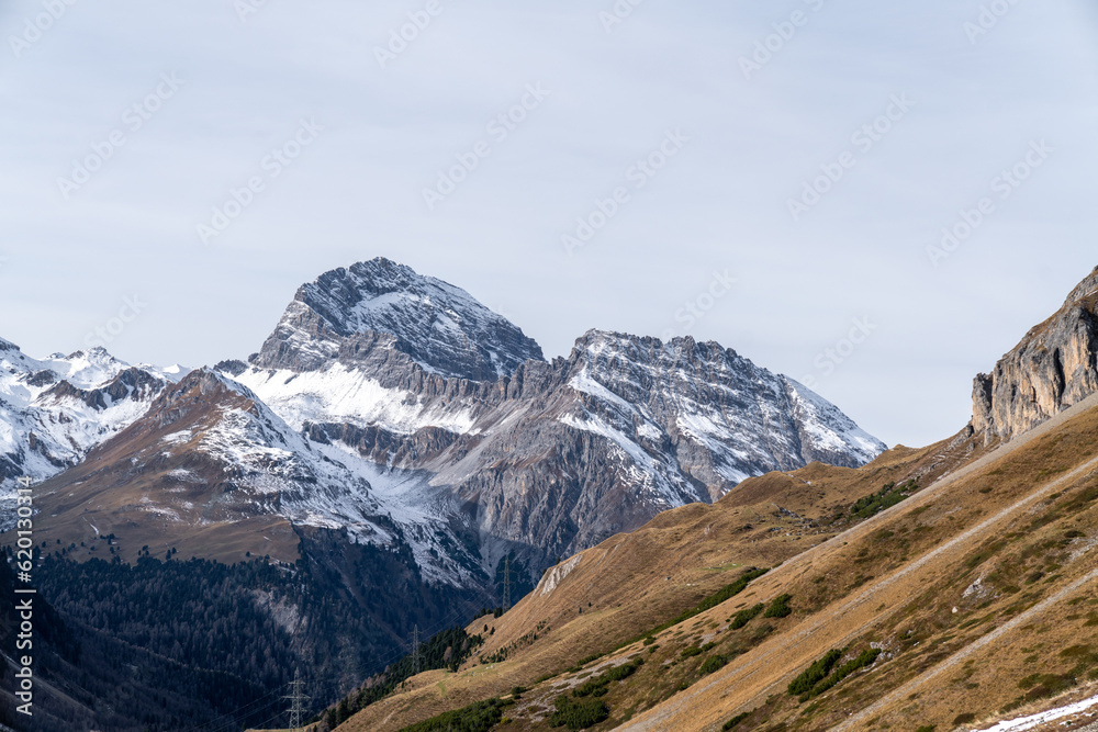Berge in der Schweiz im Winter Schnee bedeckt