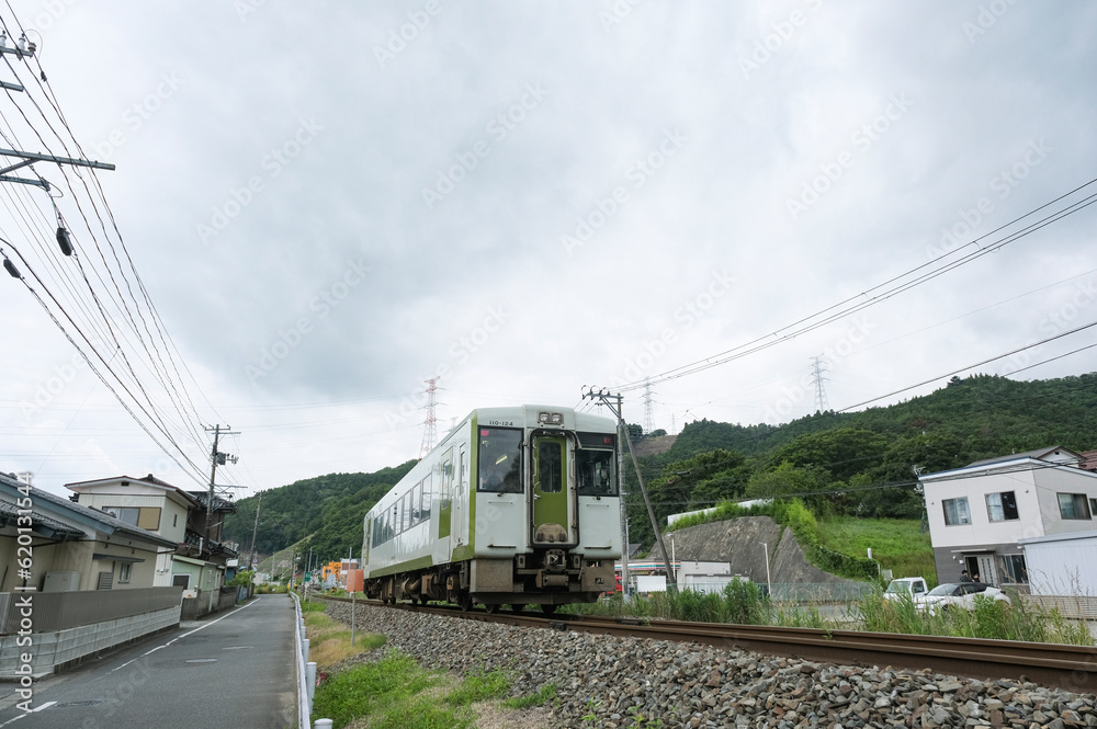 Naklejka premium 震災から復興した町並みの中を走る気動車