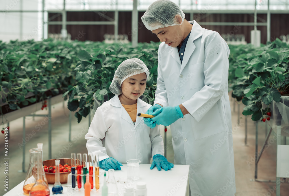Foto de A scientist father guides his daughter in farming using a pH ...