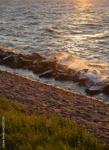 Canvastavla Sea sunset with waves hitting the seashore
