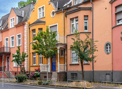 Sanierte, farbige Häuserzeile in Frankfurt-Höchst 