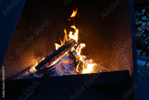 薪ストーブの中でゆらめく炎