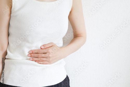 Wallpaper Mural お腹を抑える女性 Torontodigital.ca