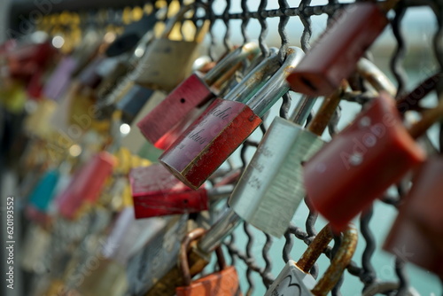 Liebesschlösser an einer Brücke