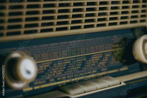 Billede på lærred Close-up shot of the dial of an analog table radio from the 60s, visible the names of the cities for frequency tuning