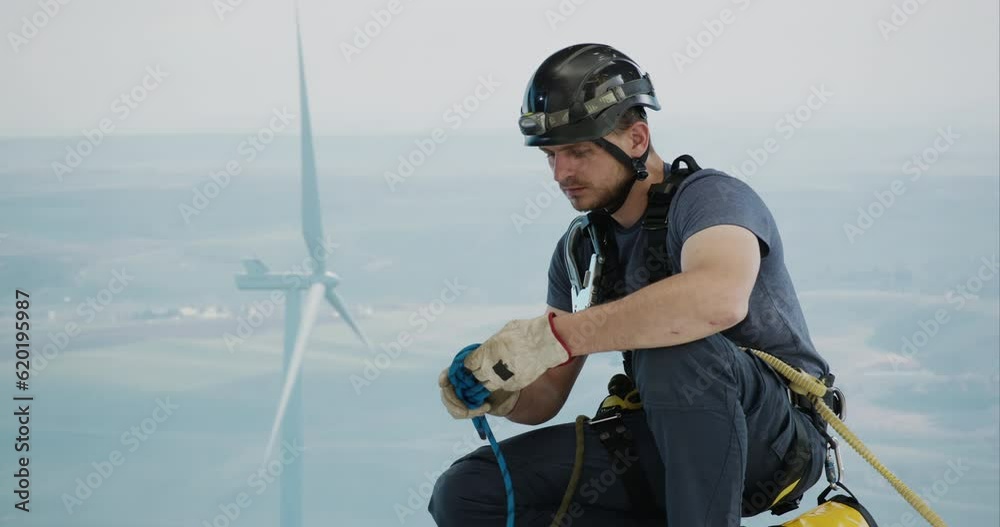 Vidéo Stock Engineer performing repairing and maintenance works on top ...