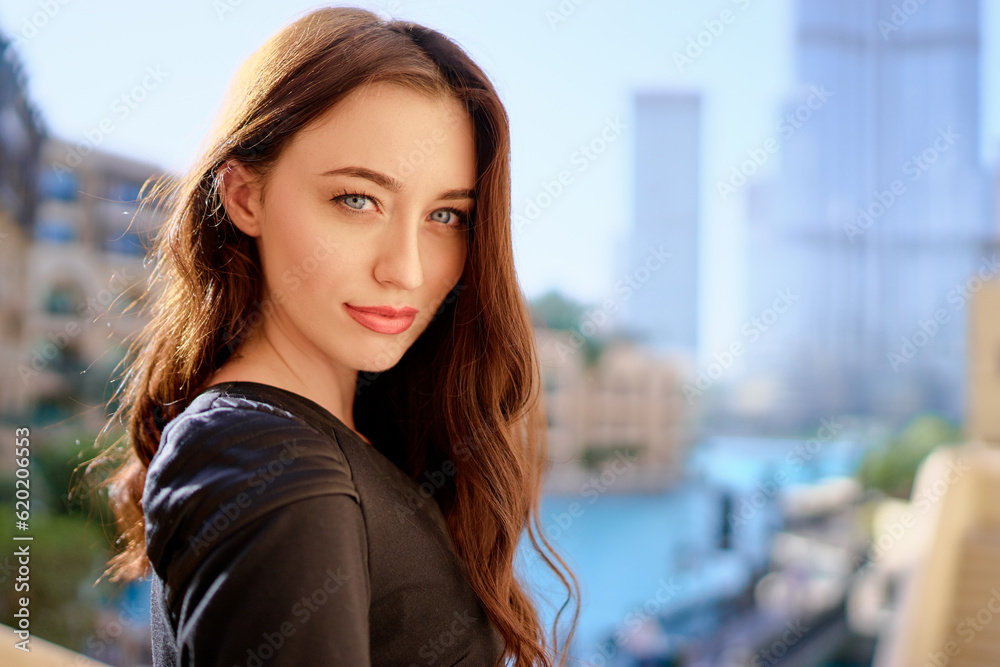 Φωτογραφία Close-up portrait of beautiful caucasian woman with charming smile and long hair walking on the city streets
