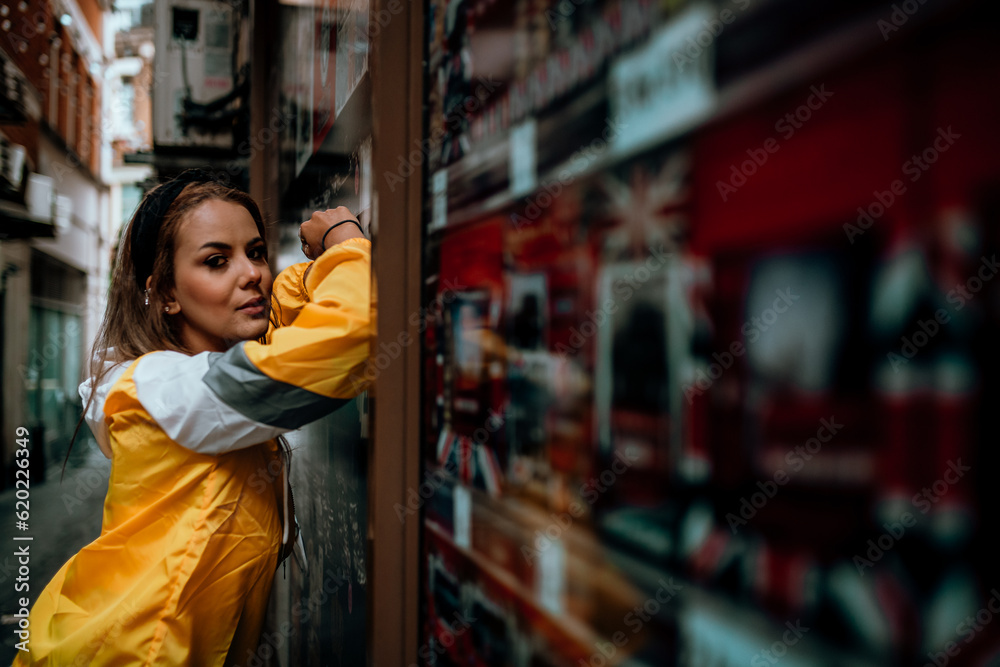 fotografia de uma linda mulher feliz na cidade fotografia de uma linda mulher feliz na cidade