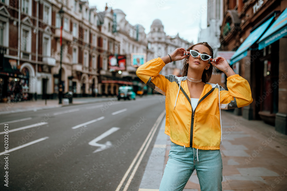 Fototapeta premium fotografia de uma linda mulher feliz na cidade