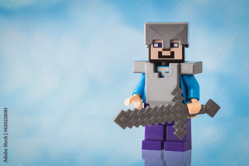 Fototapeta premium Dortmund - Deutschland 4. Juli 2023 Lego Minifigure Minecraft Steve mit Helm und Schwert