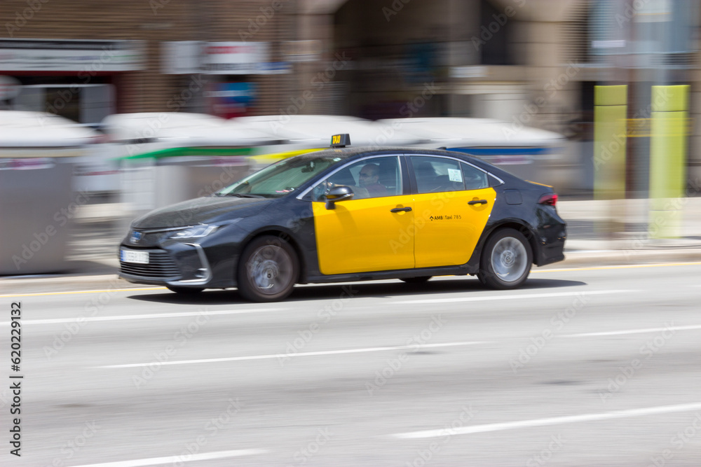 Taxi Amarillo Negro Barcelona Catalunya panning shot Taxi Amarillo Negro Barcelona Catalunya panning shot
