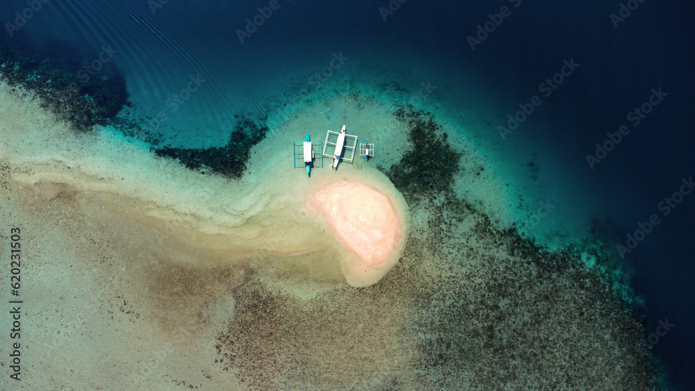 Sand bar, piaszczysta bezludna wyspa, w okół rafa koralowa i piękny ocean. - obrazy, fototapety, plakaty 