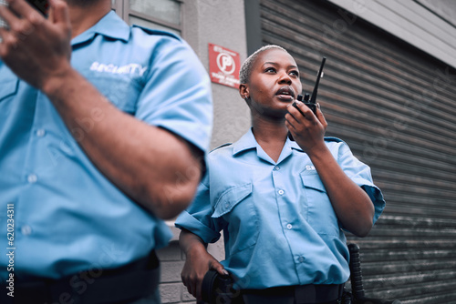 Foto Security, walkie talkie and a black woman police officer in the city during her patrol for safety or law enforcement