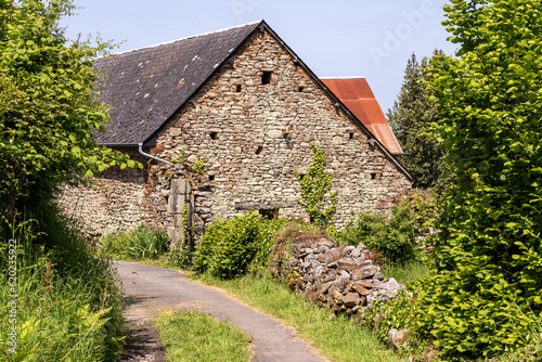 Bâtiment agricole en pierre locale au lieudit Le Hamel, en Suisse Normande