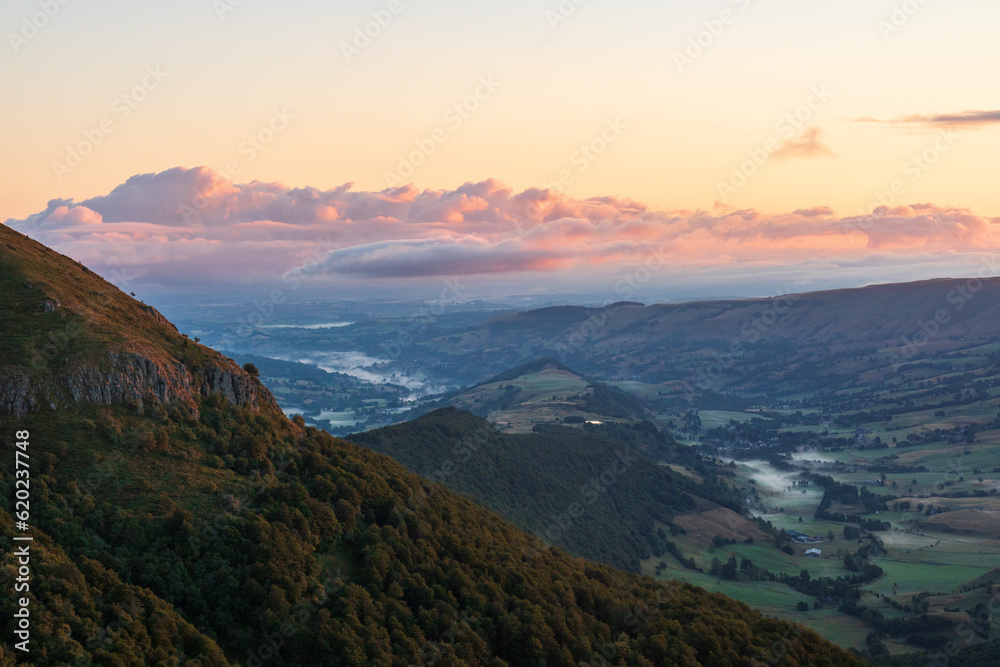 Obraz premium Les vallées au pied Puy Mary, à l'aube, depuis le Pas-de-Peyrol