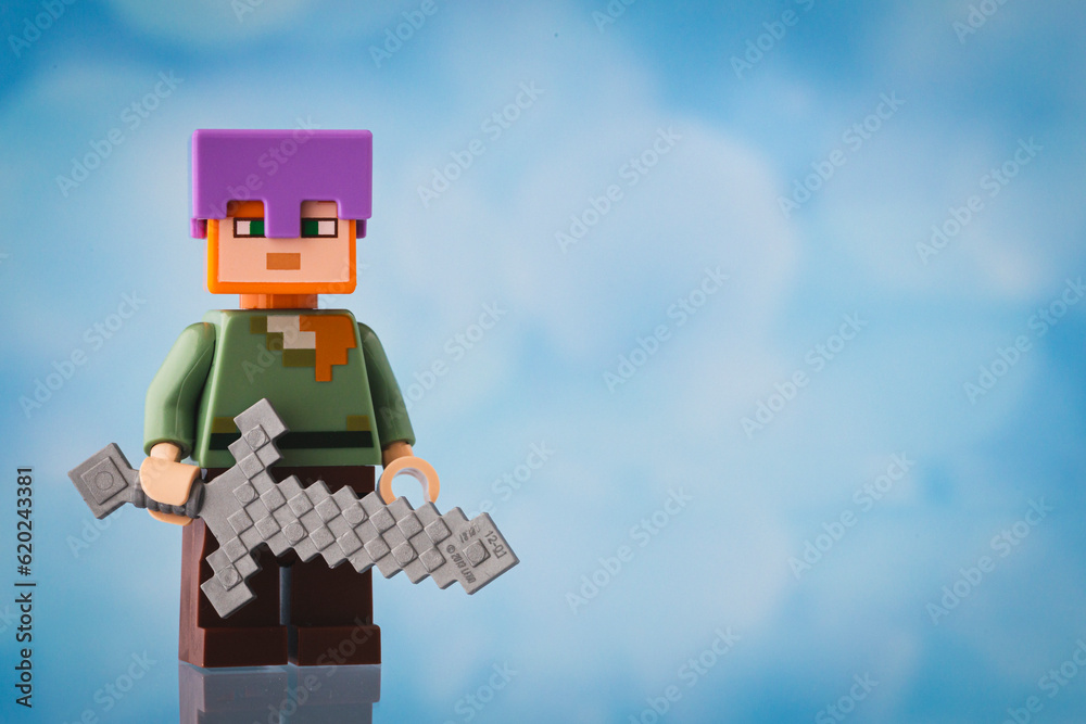 Fototapeta premium Dortmund - Deutschland 4. Juli 2023 Lego Minifigure Minecraft Alex mit Helm und Schwert