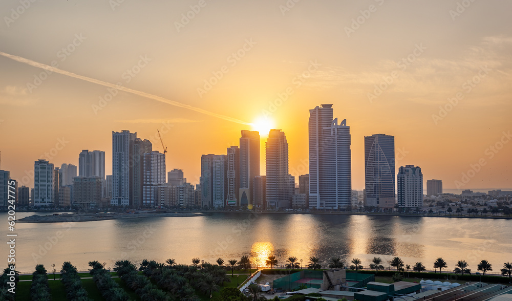 Obraz premium Panoramic view of Dubai skyline during sunset at Dubai creek.