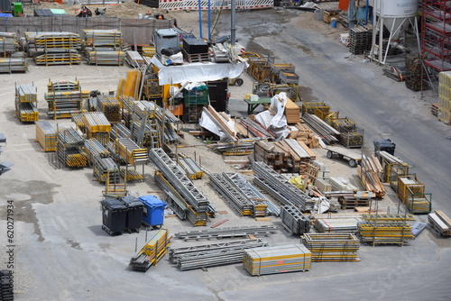 Übersichtlich sortierte Baumaterialien auf eine Baustelle