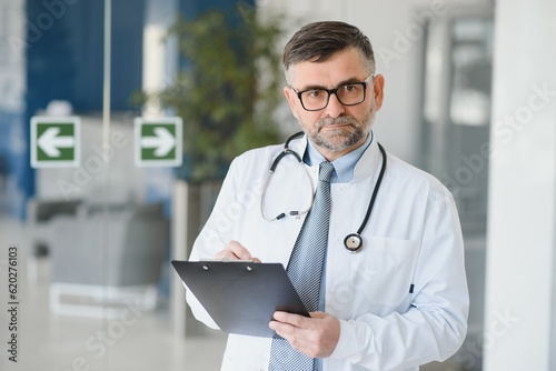 Photography gray hair expertise handsome senior doctor hospital portrait