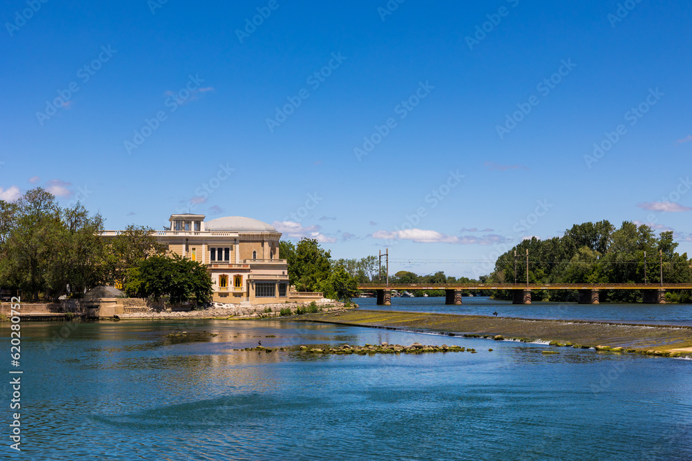 Château Laurens, villa art nouveau, au bord de l'Hérault et des voies de chemin de fer, depuis la rive gauche du fleuve à Agde