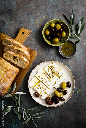 Fotografia Feta cheese, olives and ciabatta, top view