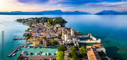 Photographie old town and port of Sirmione in italy