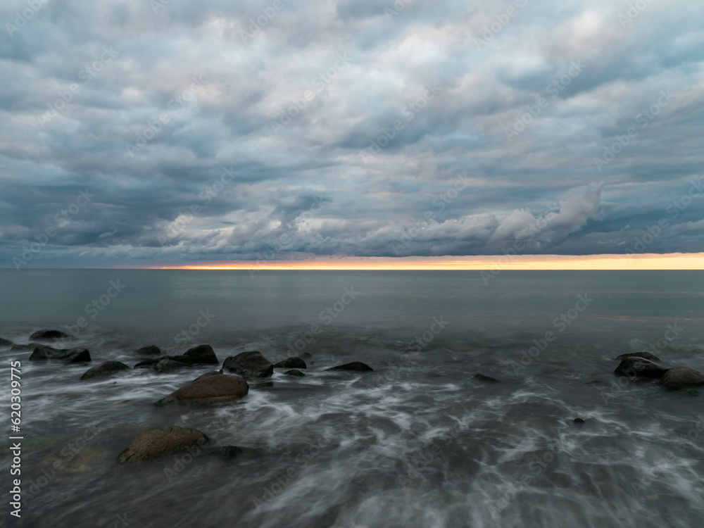 Fototapeta premium dramatische Wolken beim Sonnenaufgang auf der Insel Rügen nahe Sassnitz