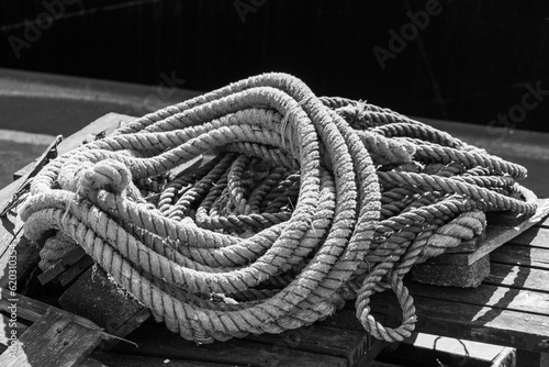 Schiffstaue aufgerollt, fotografiert in schwarz-weiß