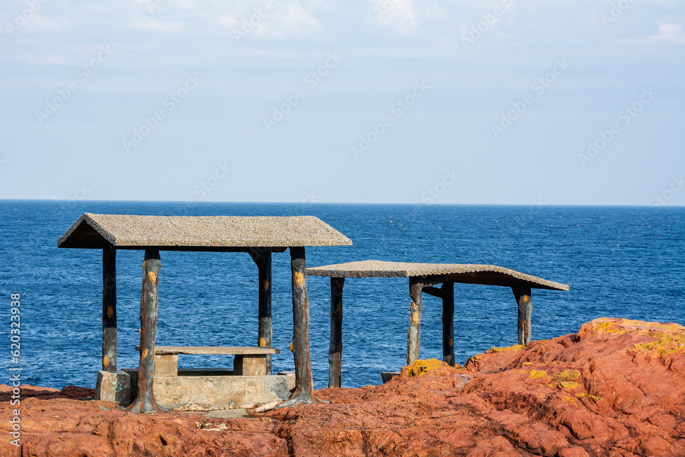 Paisaje de la costa, espacio rústico donde sentarse a apreciar las vistas al mar en un día tranquilo y relajado de vacaciones